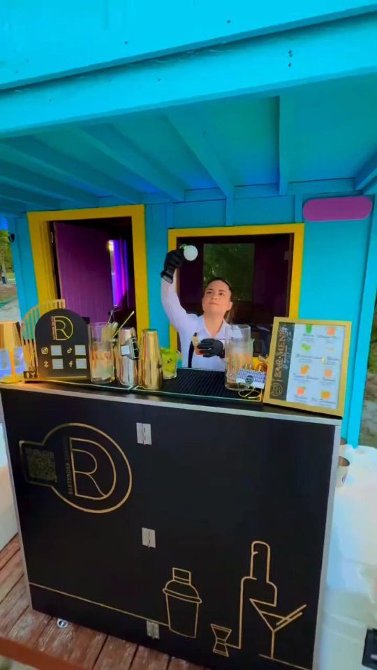Barra móvil de DR Bartender Service montada en un evento al aire libre