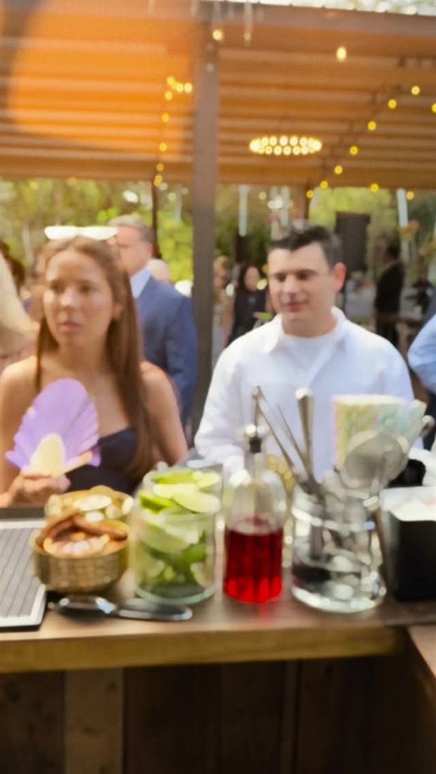 Estación de cócteles de DR Bartender Service en una boda al aire libre en Miami