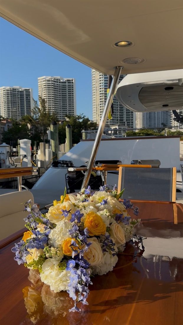 Arreglo floral a bordo de un yate en Miami antes de un evento privado