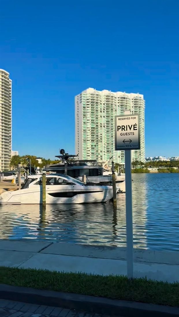 Yate atracado en una marina de Miami antes de un evento privado a bordo
